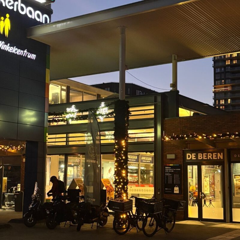 Winkelcentrum Wijkerbaan by night
